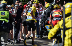 Radsport: Chris Froome joggt bei der 12. Etappe der Tour de France 2016 den Mont Ventoux hinauf.