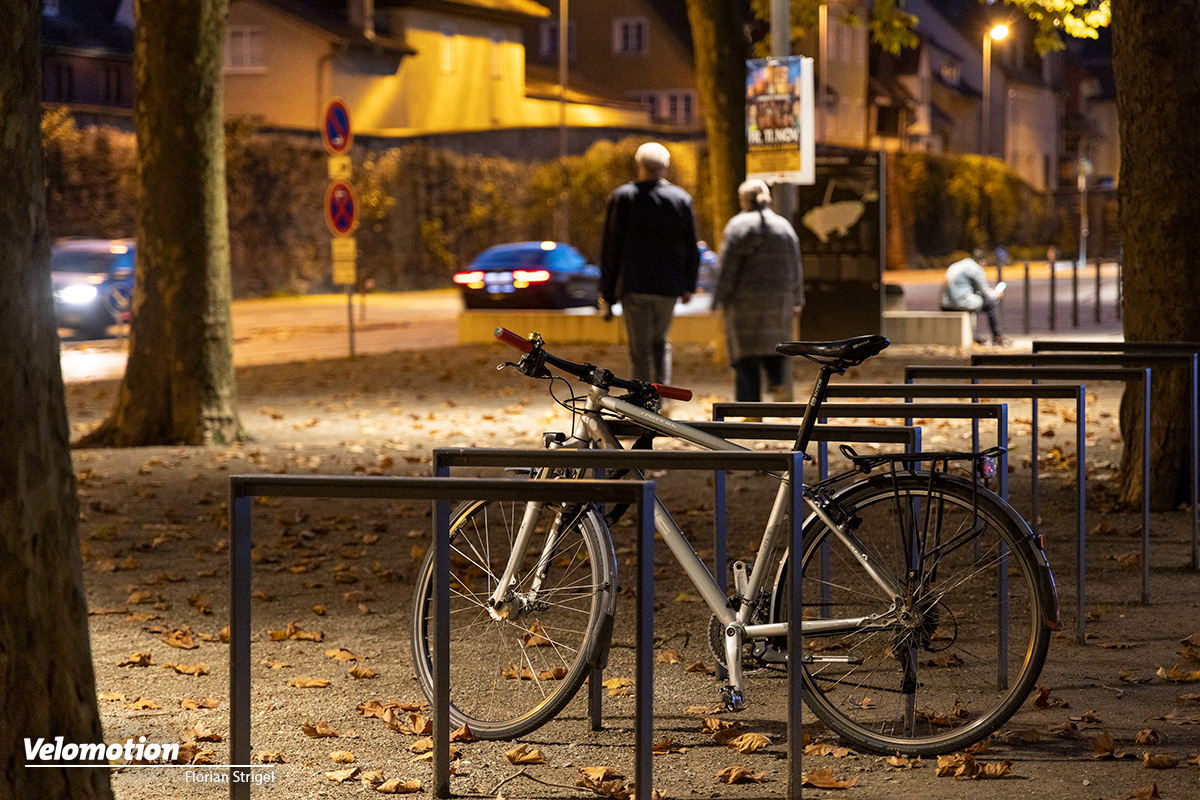Fahrrad sicher anschließen: beleuchtete, helle Plätze wählen